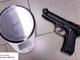 La pistola giocattolo ritrovata a casa del pusher