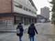 Scuola Rodari, le famiglie chiedono di abbattere le barriere architettoniche: &quot;Non posso portare mia figlia in braccio&quot;