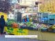 Festa di strada con stand e attrazioni