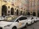 Torino, i taxisti occupano la piazza del Comune contro gli Ncc