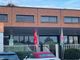 Azienda con bandiere sindacali