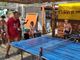 persone che giocano a ping pong