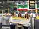 Mariangela Ferraro passeggera Vueling numero 500.000 di Torino, tra Francesca Soncini, Responsabile Relazioni Esterne dell’Aeroporto di Torino e Victoria Lázare, Account Manager di Vueling per l’Italia