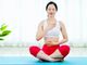 Donna che pratica yoga