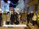 foto di gruppo all'accensione delle luci natalizie