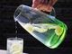 Acqua in caraffa: quali pericoli si corrono?