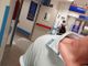 Persona con segni sul collo all'ospedale