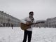 Emanuele Aloia canta “Meteo” sotto i fiocchi di neve
