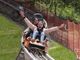 Alpine coaster con persone sedute sopra