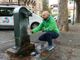 acqua raccolta da una persona presso una fontana