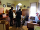 Anziano non può far la spesa e contatta la polizia: gli agenti gliela portano a casa [VIDEO]