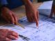 mani su un progetto architettonico
