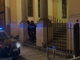 Uomo arrestato da due carabinieri su una scalinata