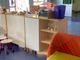 aula d'asilo con mobili e giocattoli