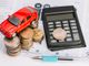 auto con calcolatrice e soldi