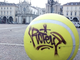 Pallina da tennis deturpata - Foto di Maurizio Alberti (Facebook)