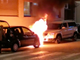 Paura in via Volturno, auto prende fuoco in mezzo alla strada: negoziante spegne l'incendio