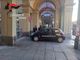 auto dei carabinieri sotto i portici