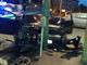 Mercedes contro un semaforo di corso Novara: uno dei feriti si dà alla fuga