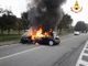 auto in fiamme