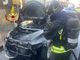 Si accorge del malfunzionamento, accosta e mette in salvo gli occupanti: auto va a fuoco in Corso Valdocco