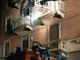 Si stacca la ringhiera del balcone, un uomo cade dal secondo piano: attimi di terrore in via Pinerolo