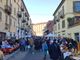 Mercato all'aperto e bancarelle