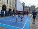 bambini a tennis in piazza