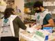 volontari del banco farmaceutico in farmacia