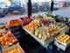 Banchi di frutta e verdura al bar Caffetteria del Re di corso Re Umberto