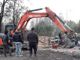 Sgombero campo rom via Germagnano a metà percorso: rimossi i rifiuti vicino al ponte dell'autostrada