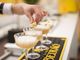 Barista serve tre bicchieri sul bancone del bar