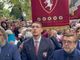 belotti e don riccardo di fronte alla lapide