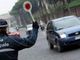 La polizia municipale ferma le auto
