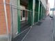 Residenti e commercianti esasperati mettono recinzione antidegrado e clochard sotto il portico di corso Emilia