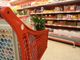 Carrello all'interno di un corridoio di un supermercato