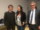 Tre persone in piedi sorridenti