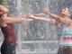 Due persone sotto cascate d'acqua