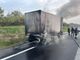 Tir in fiamme in autostrada, camionista riesce a sganciare il rimorchio che bruciava