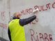 Aurora, cancellate le scritte in via Aosta con un'azione collettiva Aurora, cancellate le scritte in via Aosta con un'azione collettiva