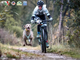 uomo in bici seguito da un cane