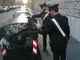 Scippa una signora e poi si nasconde in un cassonetto per sfuggire alla cattura