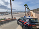 auto dei carabinieri vicino alla spiaggia