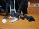 carabinieri con alcuni reperti sul tavolo