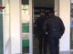Si finge impiegato di banca e gli svuota il conto corrente: arrestato un truffatore [VIDEO]