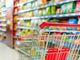 carrello della spesa tra le corside del supermercato