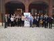 persone schierate in un cortile