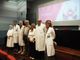 medici riuniti in un'aula magna