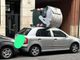 A Torino un cassonetto della spazzatura finisce sul tettuccio di un'automobile