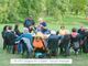 persone che fanno una castagnata nel verde